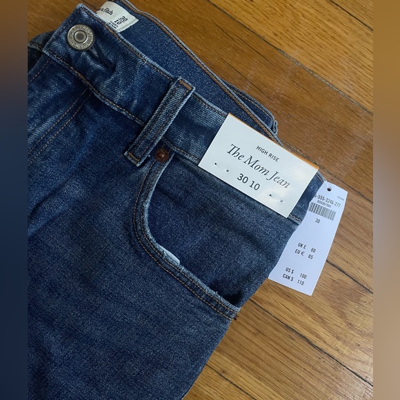 Abercrombie & Fitch “The Mom Jean” High Rise - size 30. NWT - Picture 2 of 4